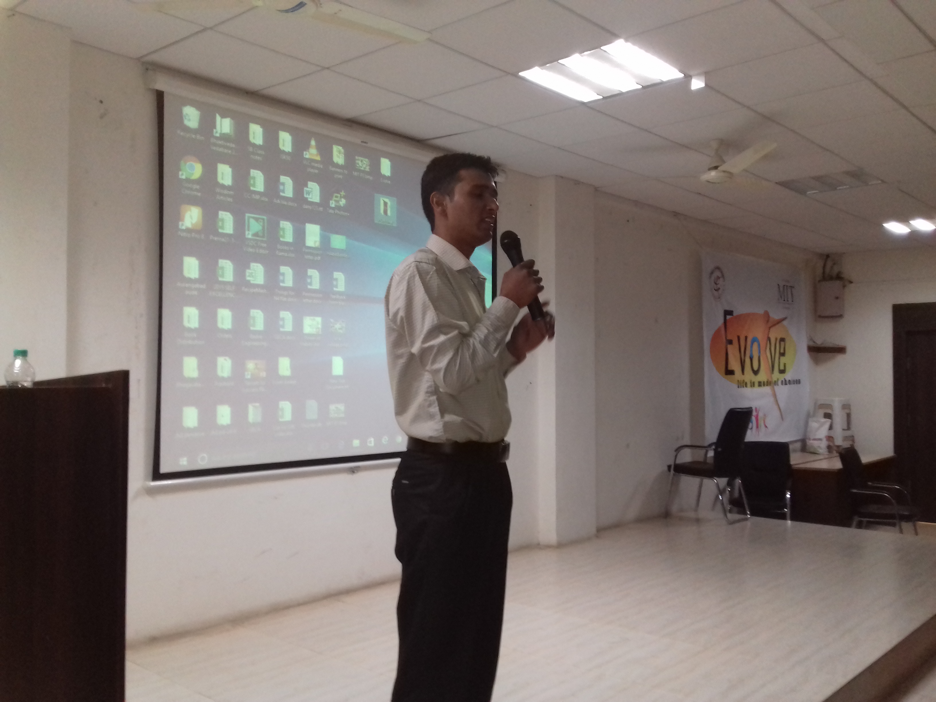 Mr. Aniket Nikam addressing Students for EVOLVE Workshop