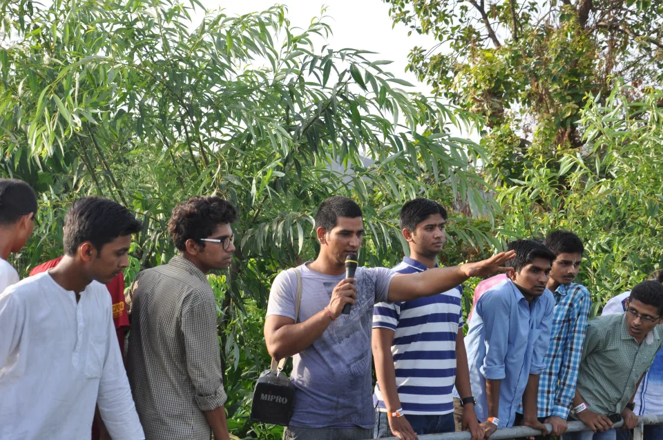 Guide who is explaining working