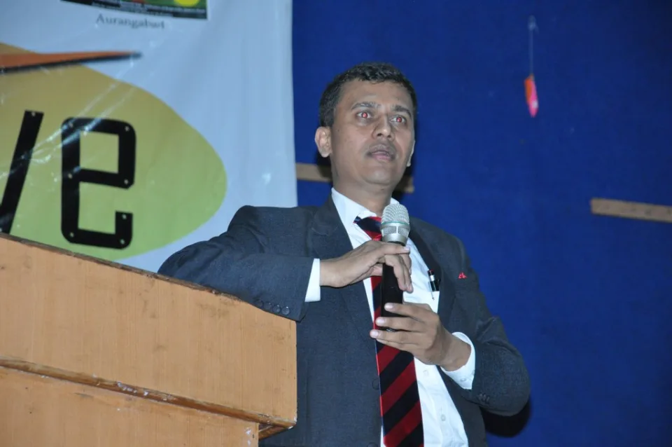 Mr. Shikant Jogdand (Unit Head - Sales & Marketing at ITC - WelcomHotel Rama International) interacting with students at Youth Festival