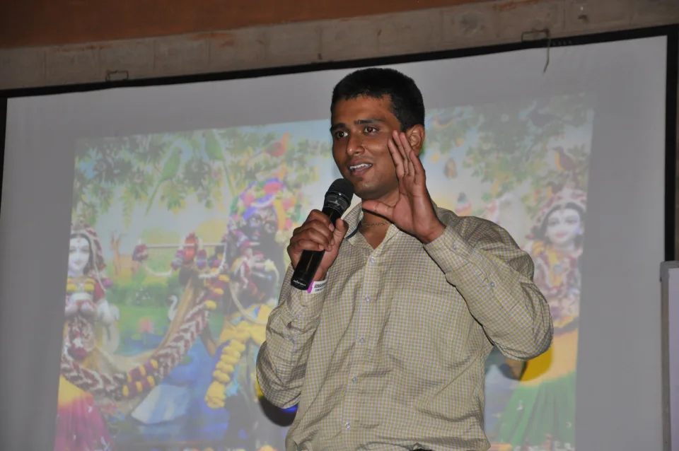Mr. Aniket Nikam addressing participants